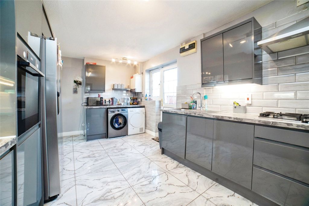 Property photo 3 of 25 Kitchen
