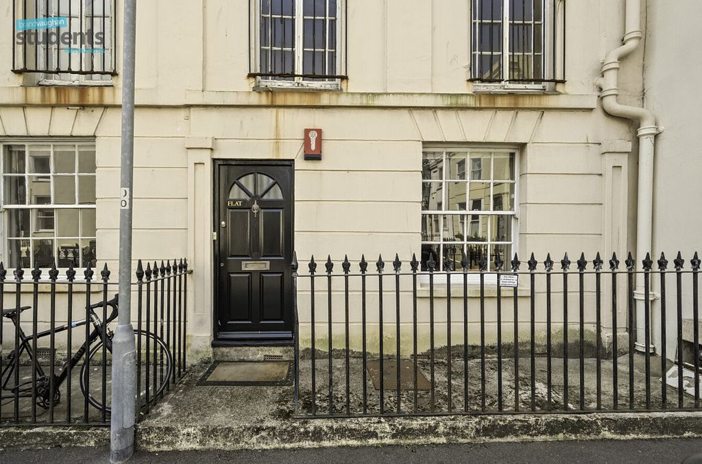 Property photo 1 of 10 1Bed2Aad-6F28-4F6...