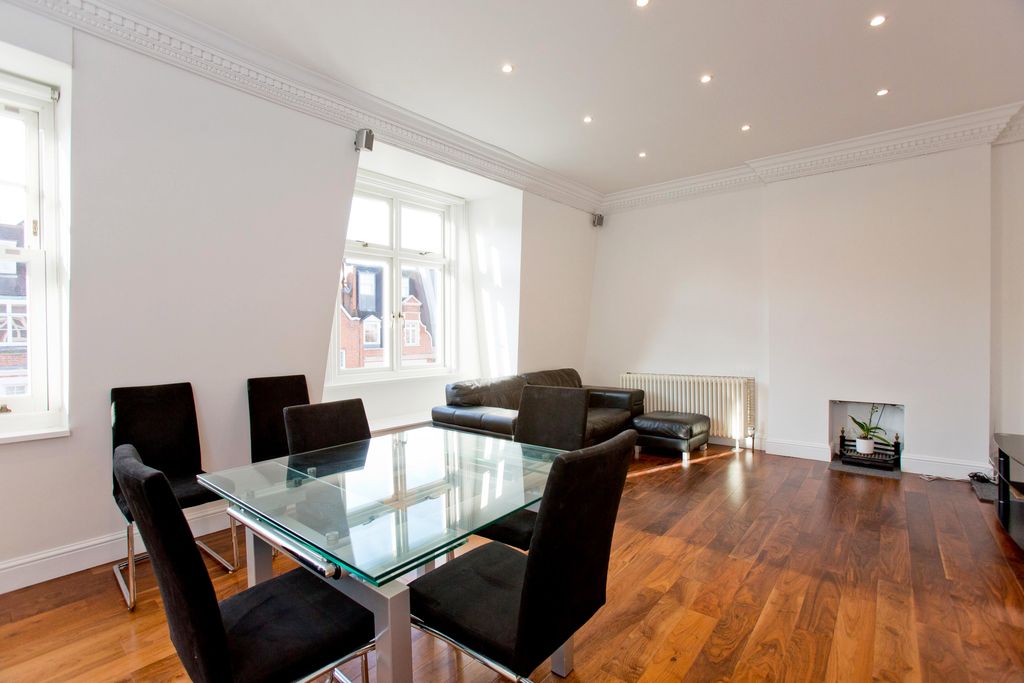 Property photo 3 of 11 Dining Area
