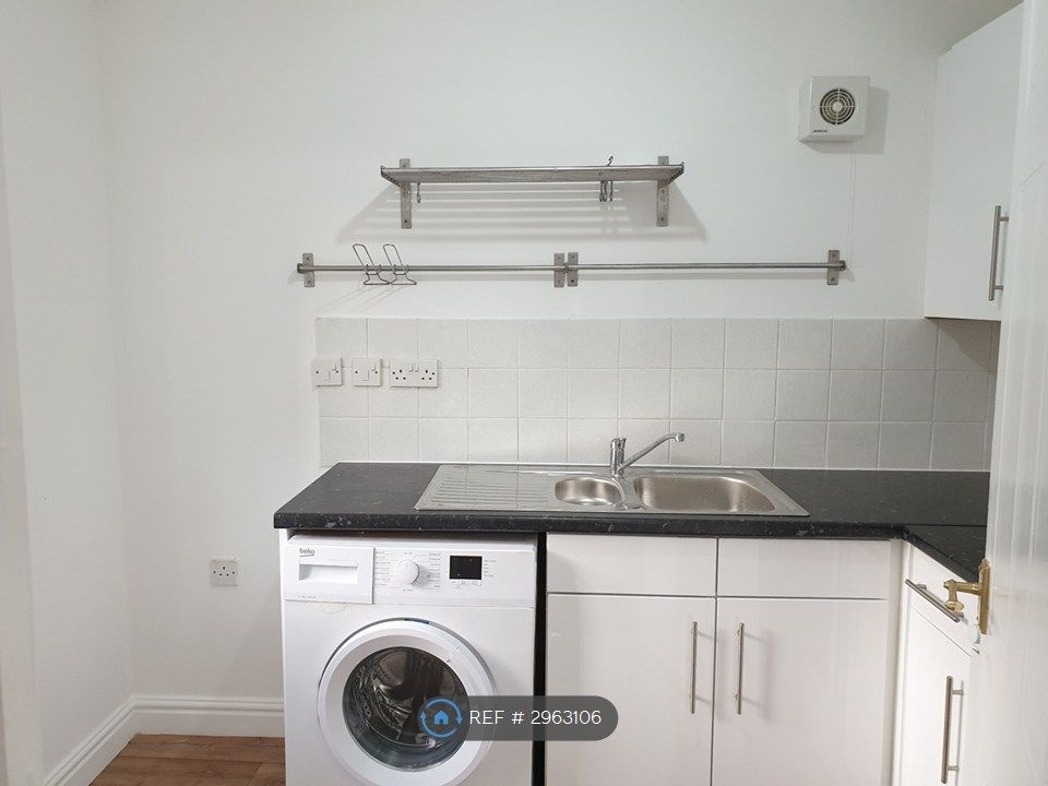 Property photo 3 of 12 Kitchen