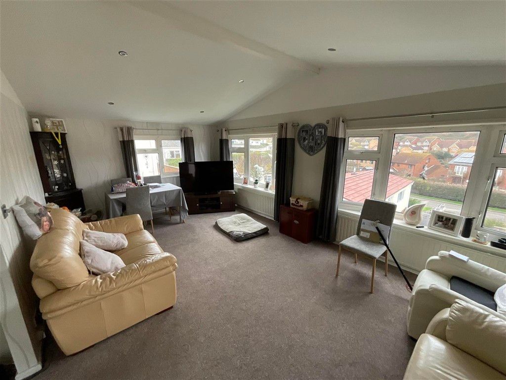 Property photo 1 of 6 Lounge