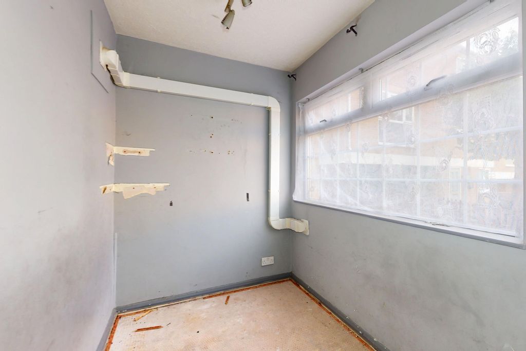 Property photo 2 of 37 37 Gainsborough Road, Hayes, Ub4 8Ny