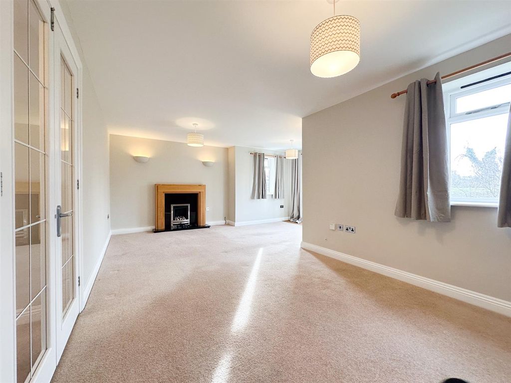 Property photo 3 of 14 Sitting Room