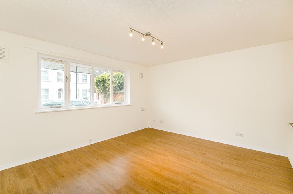 Property photo 2 of 10 Lounge