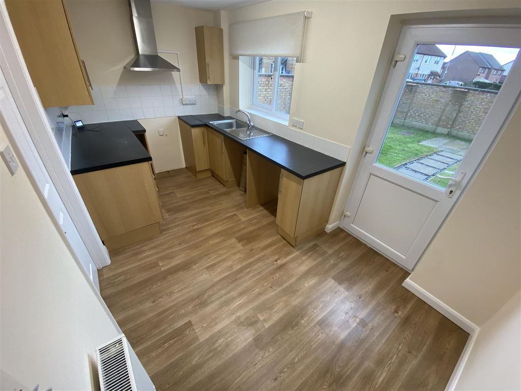 Property photo 2 of 11 Kitchen