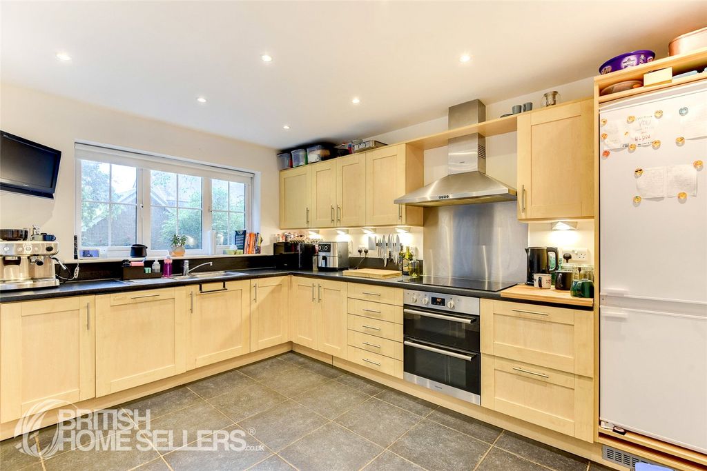 Property photo 2 of 25 Picture No. 11