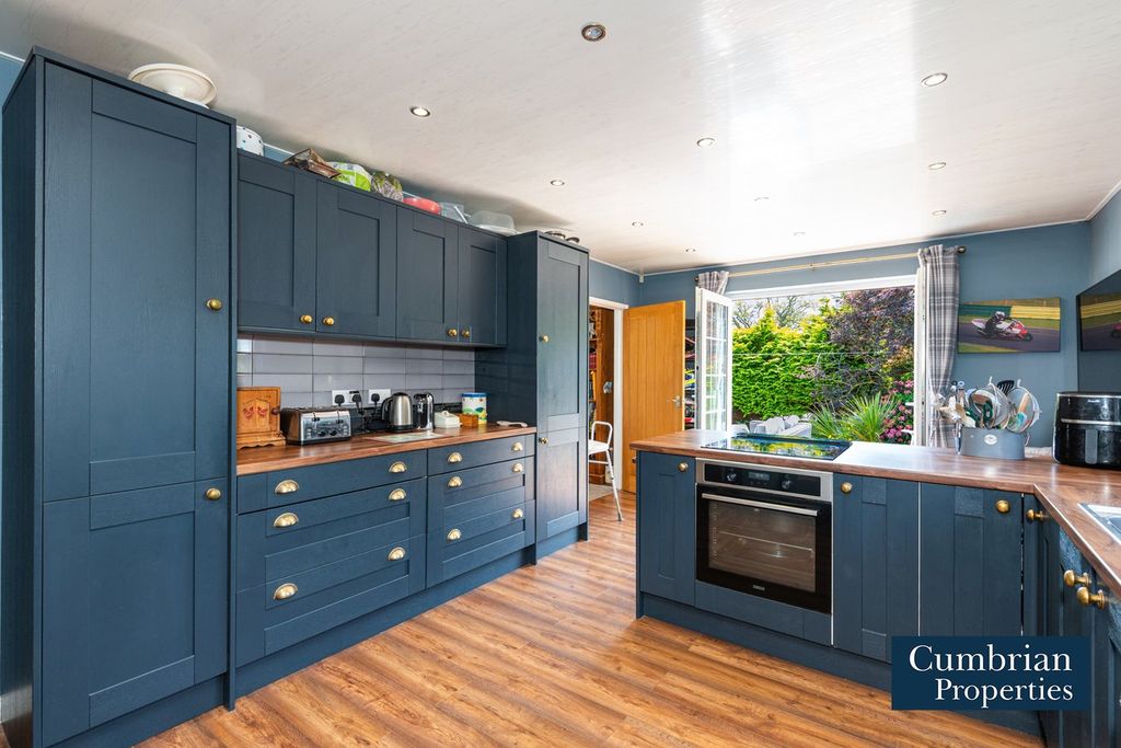 Property photo 2 of 25 Dining Kitchen