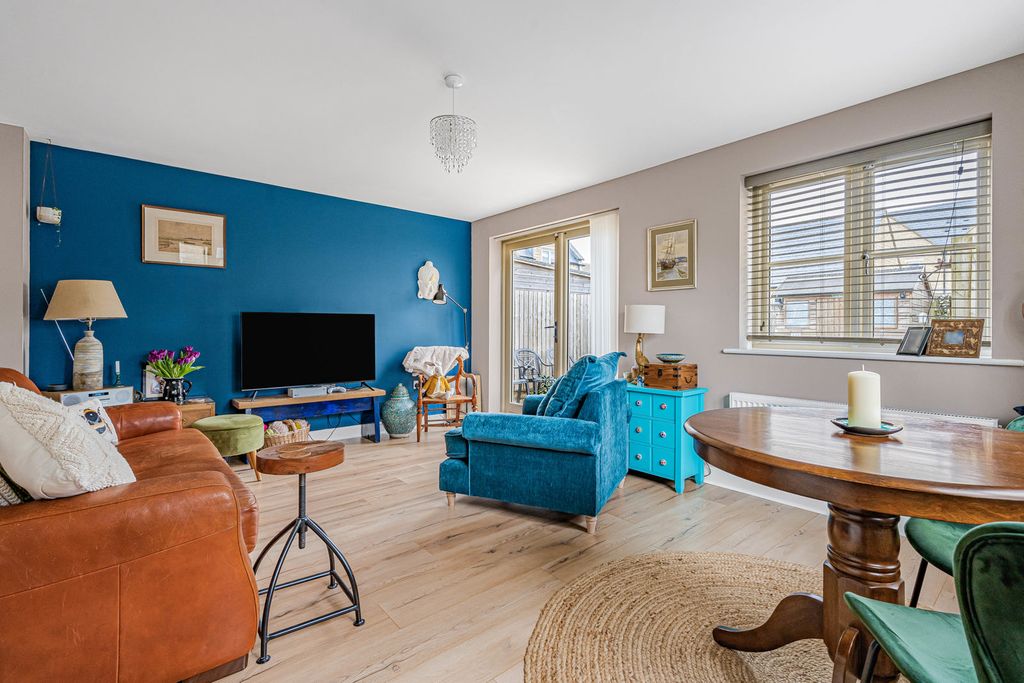 Property photo 2 of 18 Sitting Room