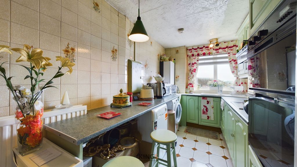 Property photo 2 of 9 Kitchen