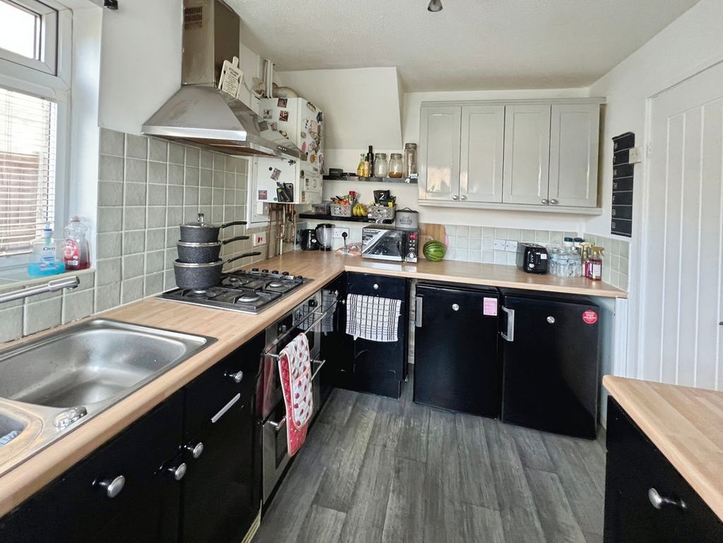 Property photo 3 of 17 Kitchen
