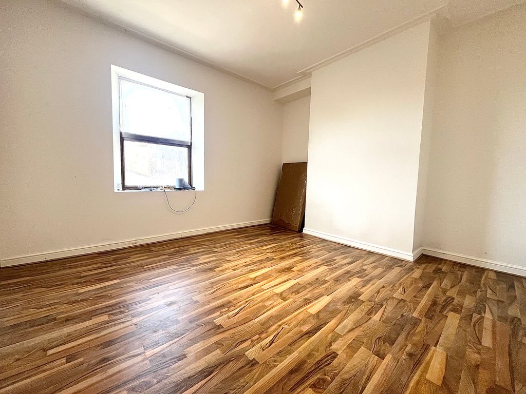 Property photo 3 of 11 Living Room