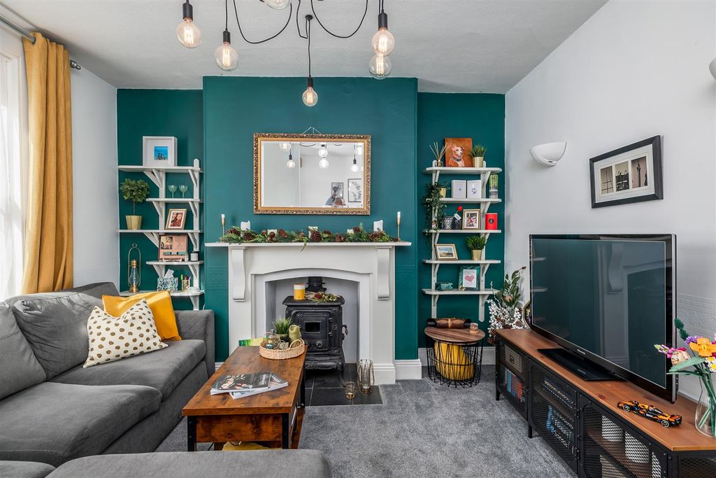 Property photo 2 of 22 Lounge