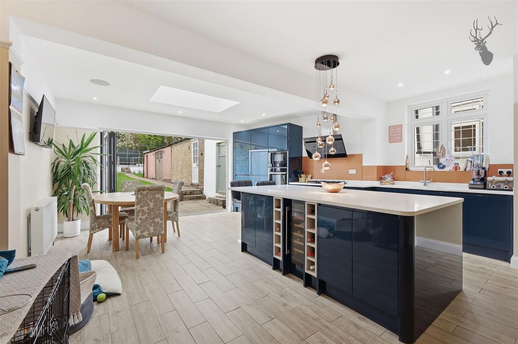 Property photo 3 of 31