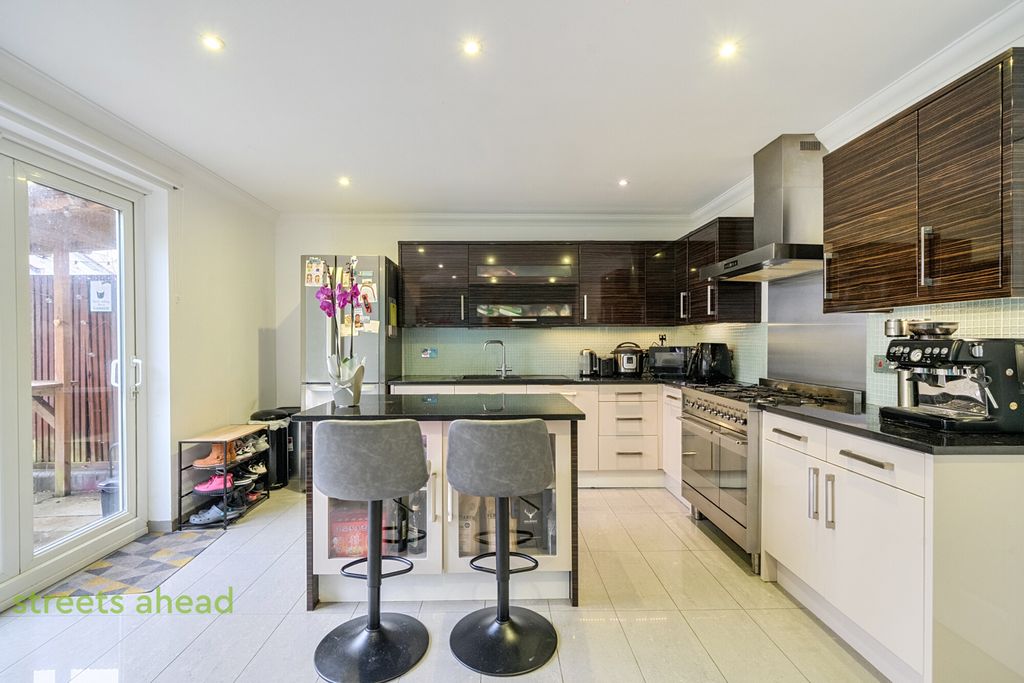 Property photo 2 of 20 c368B091-d4E6-43A...