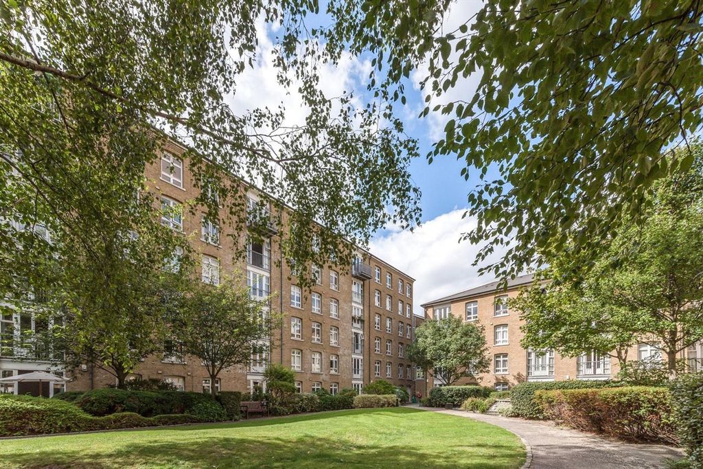 Property photo 2 of 11 Park West Building