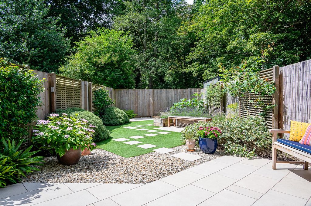 Property photo 2 of 25 Garden