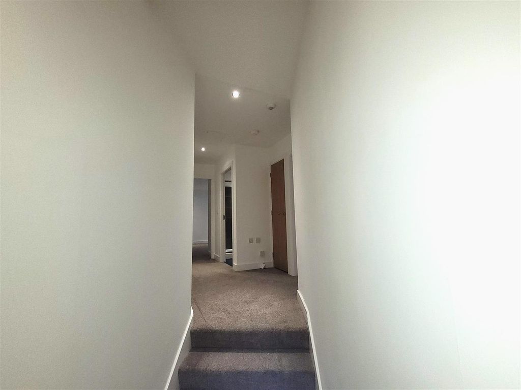Property photo 3 of 5 Hallway / Entrance