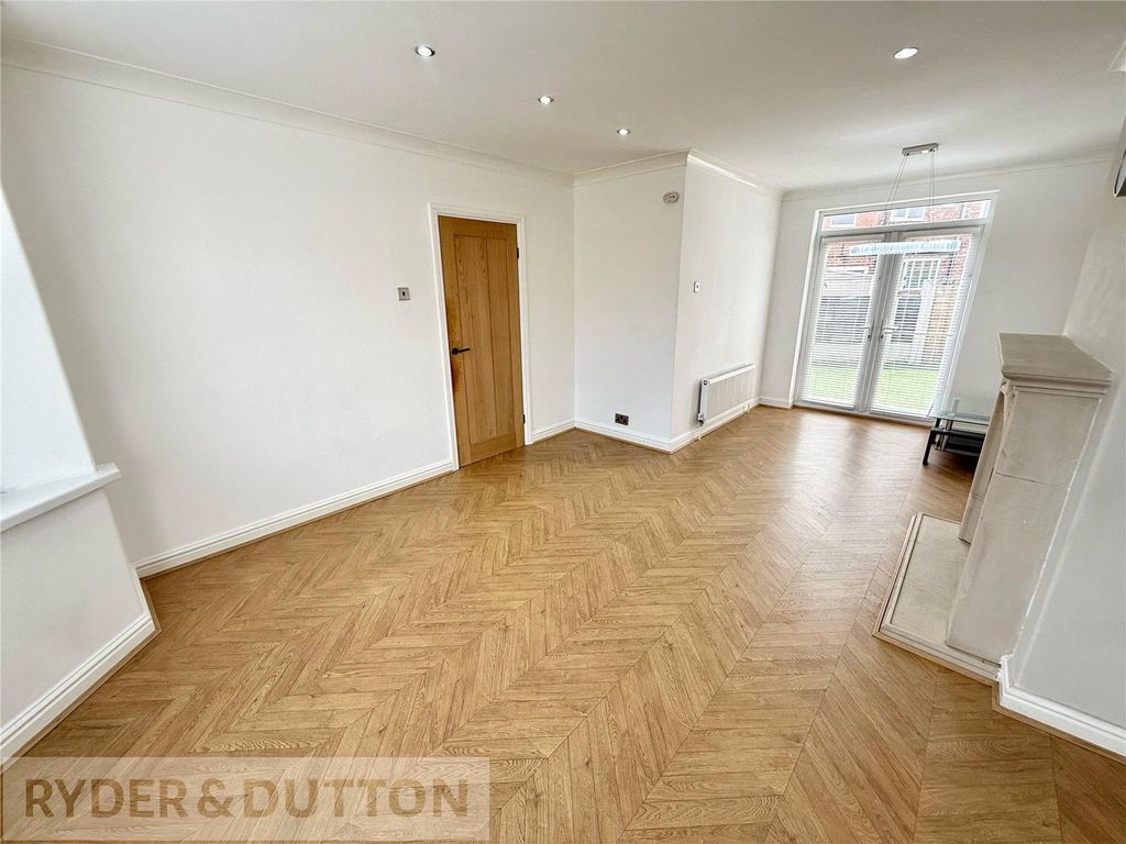 Property photo 3 of 26 Lounge