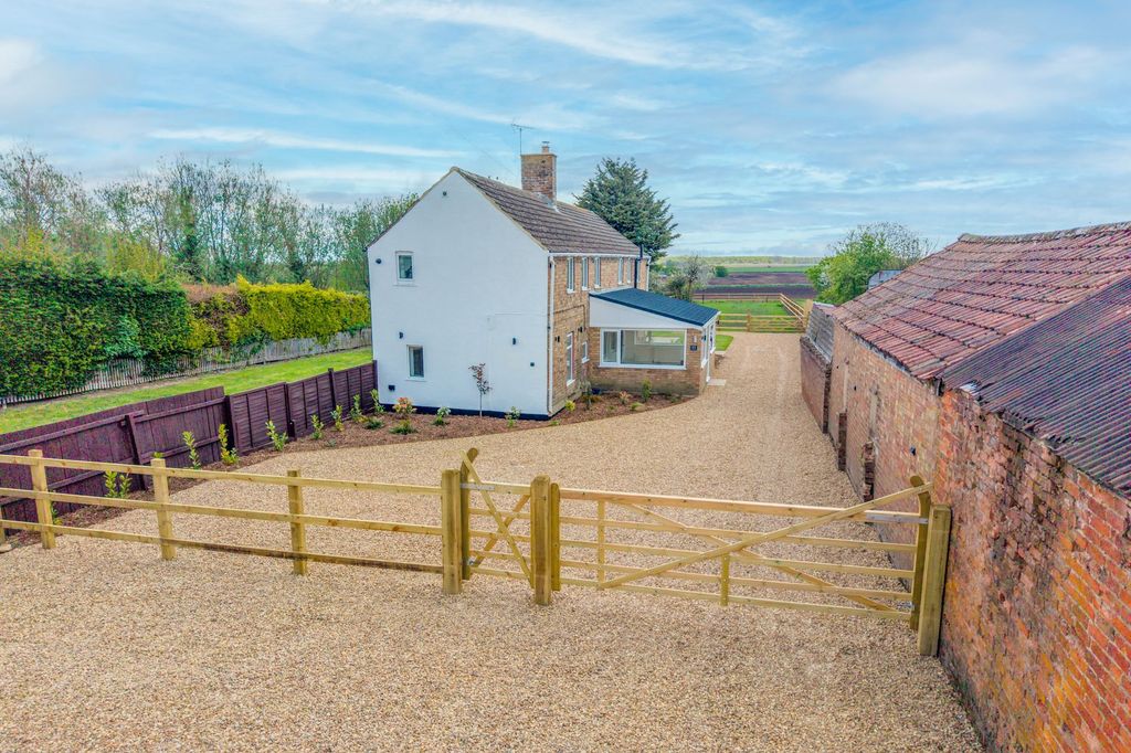 Property photo 2 of 34