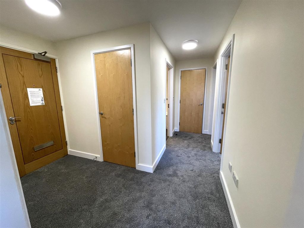 Property photo 2 of 9 Entrance Hall.Jpg