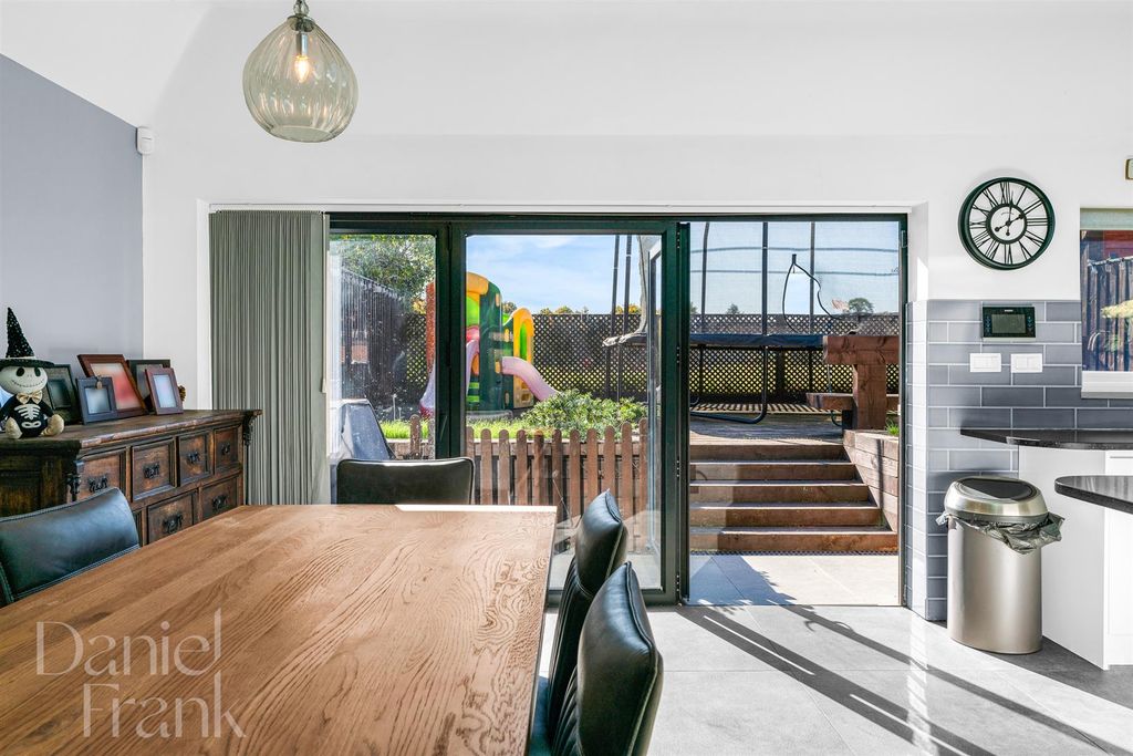 Property photo 3 of 31