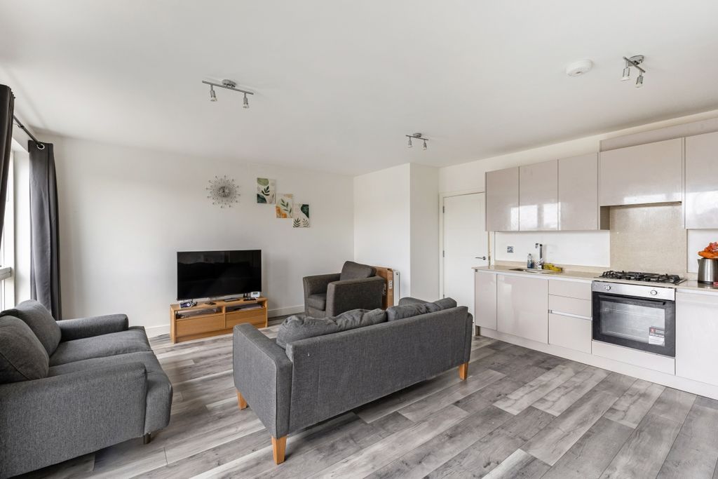 Property photo 3 of 8 102143_Flat 3 Cen...