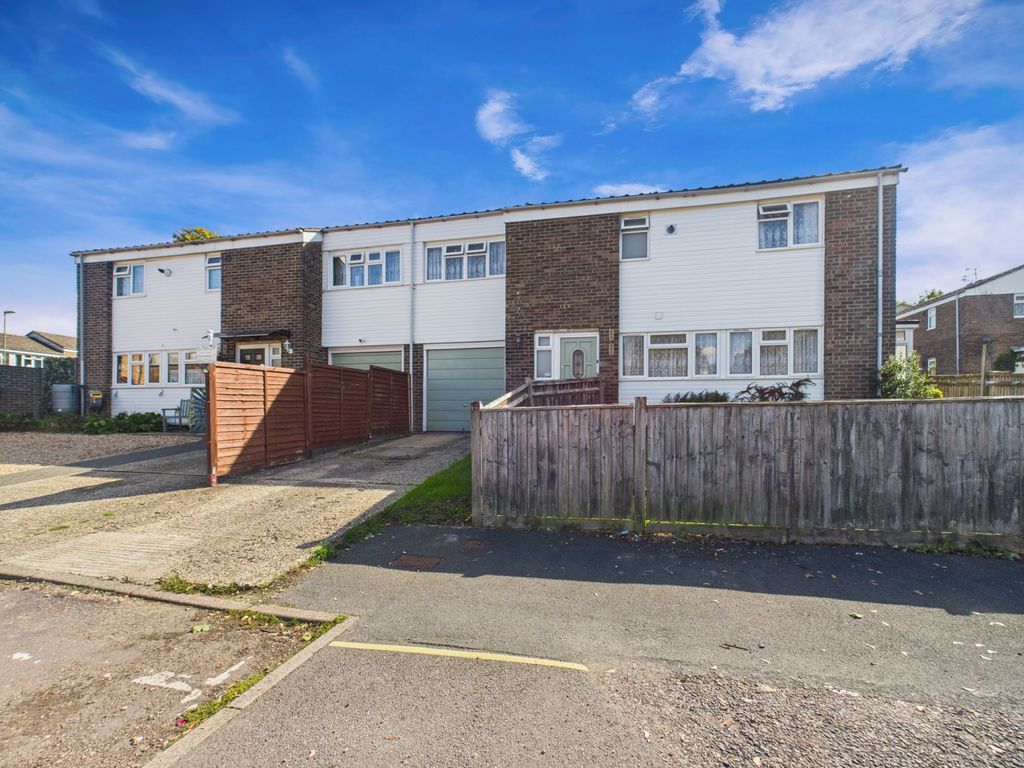 Property photo 1 of 19 Ewemove Basingstoke Estate Agents - Cleveland Clos