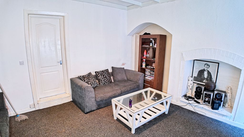 Property photo 3 of 11 Lounge