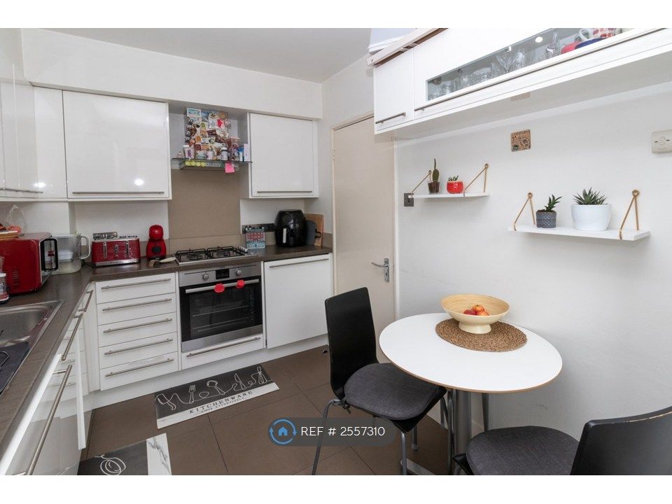 Property photo 3 of 11 Kitchen