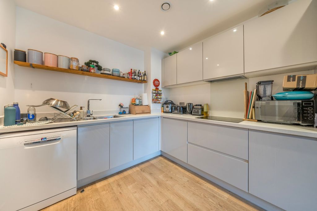 Property photo 3 of 17 Kitchen