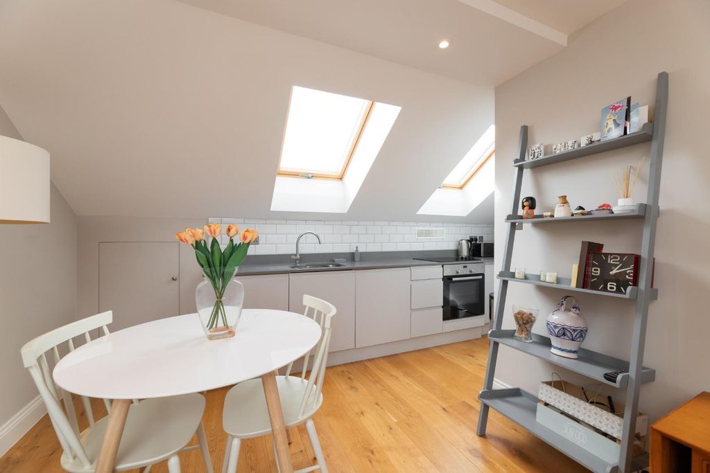 Property photo 3 of 10 Willcott Road 3F3 - Din2.Jpg