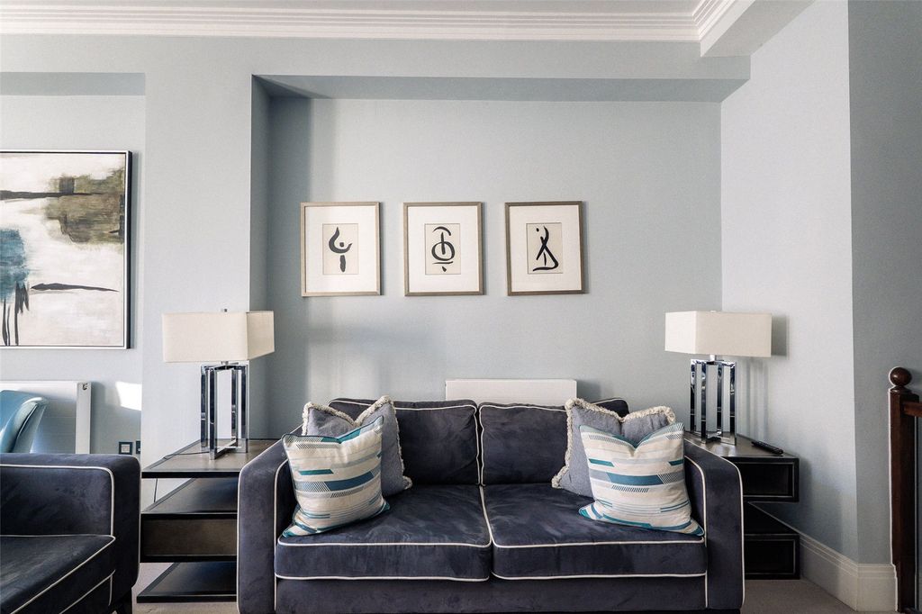 Property photo 3 of 18 Seating Area
