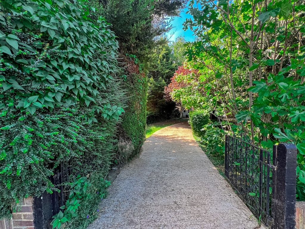 Property photo 2 of 33