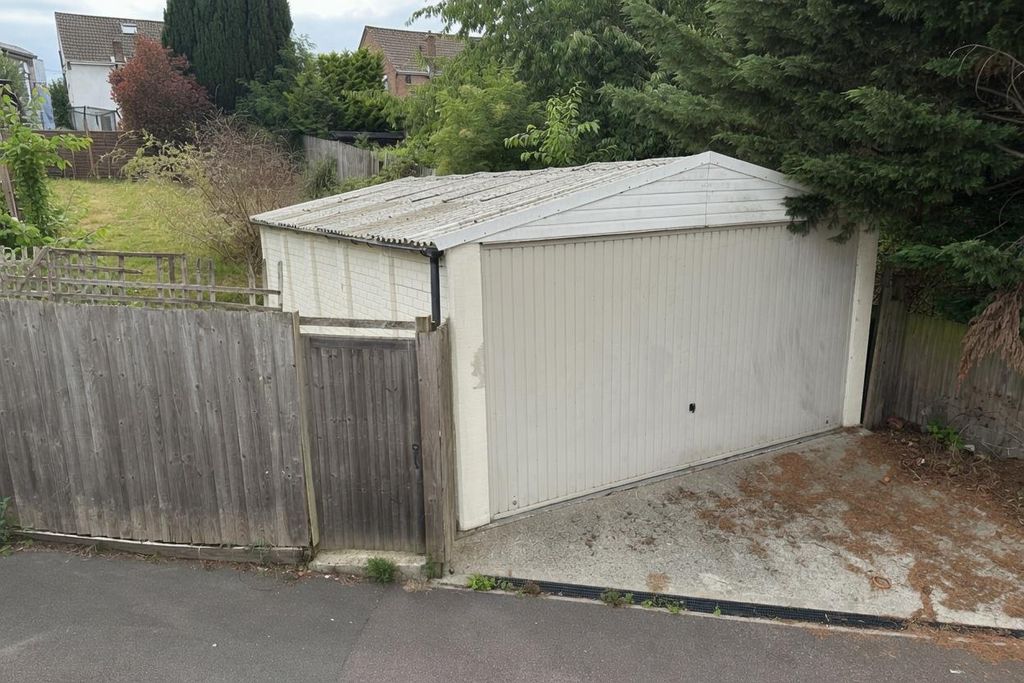 Property photo 1 of 6 Garage