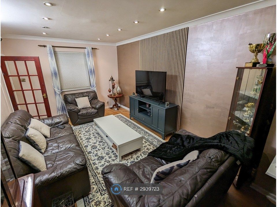 Property photo 1 of 27 Living Room