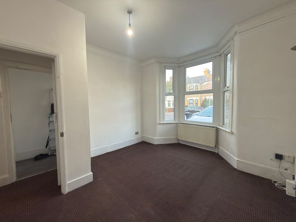 Property photo 1 of 10 One Bedroom Ground Floor Flat With Garden And Parking- Ilford