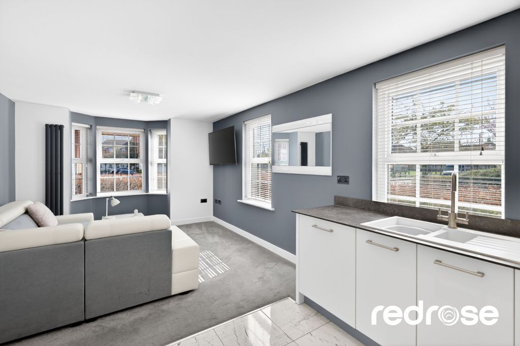 Property photo 2 of 16 83 Cornwall Ave-18