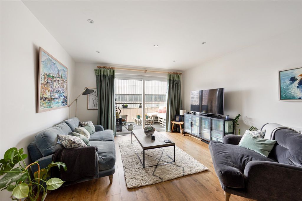Property photo 2 of 18 Champness Close, E17