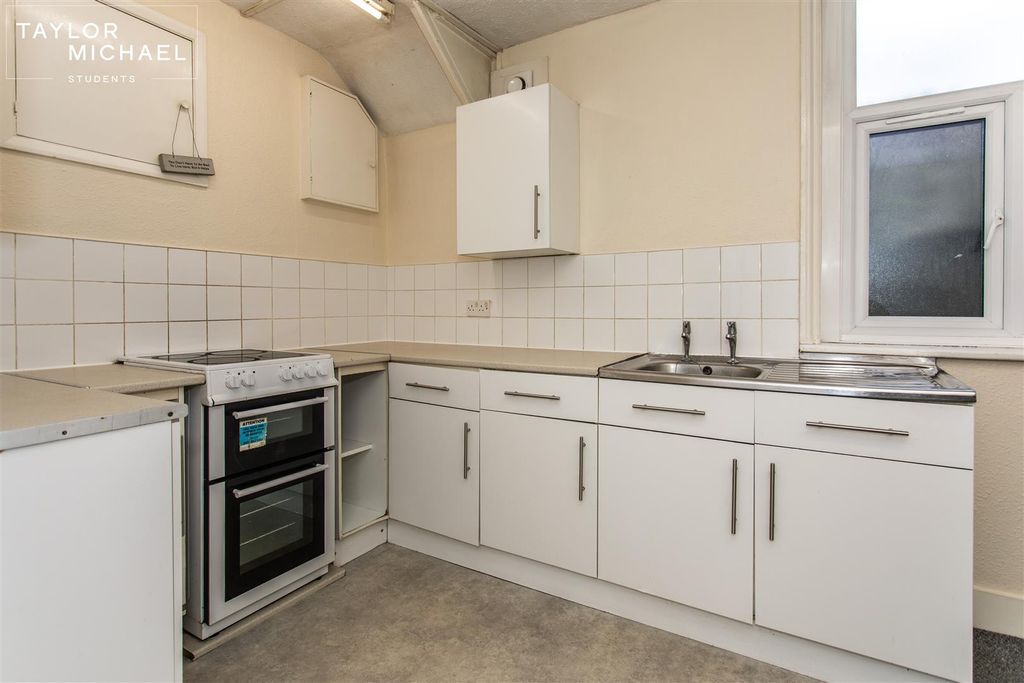 Property photo 3 of 26 Kitchen