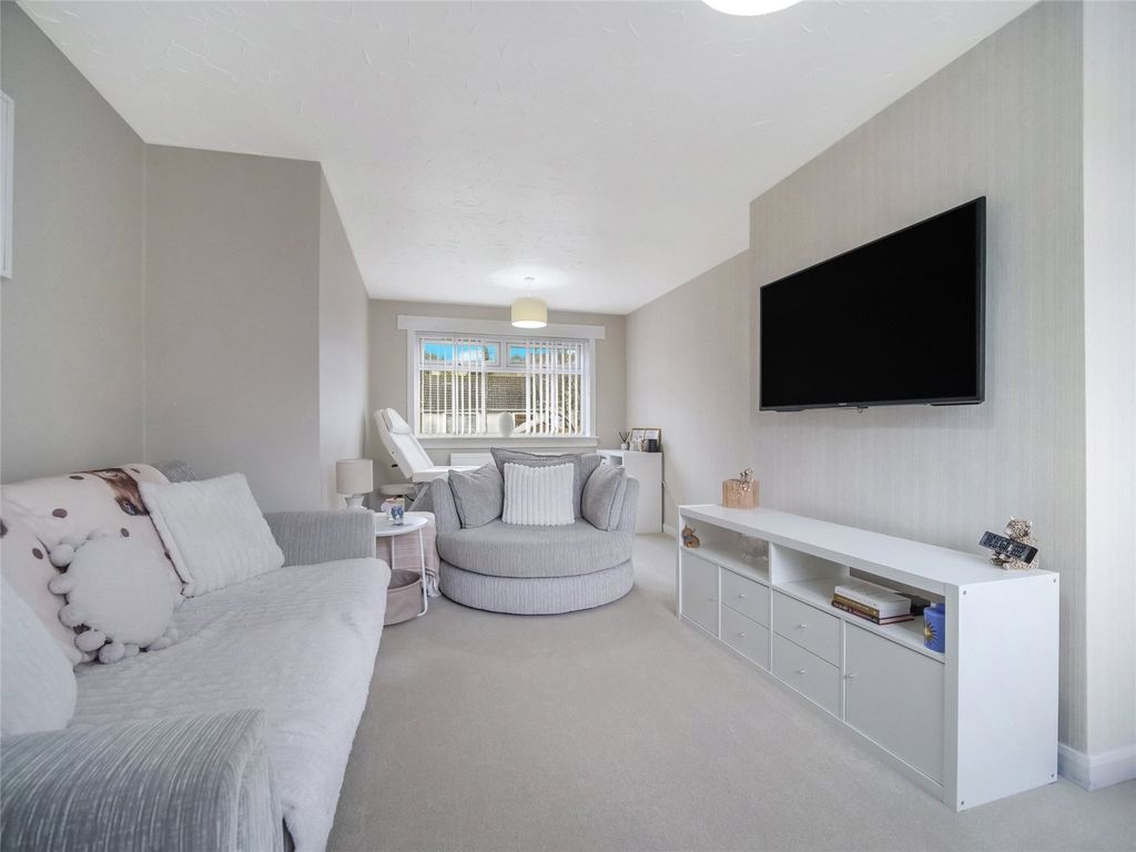 Property photo 2 of 17 Living/Dining Room