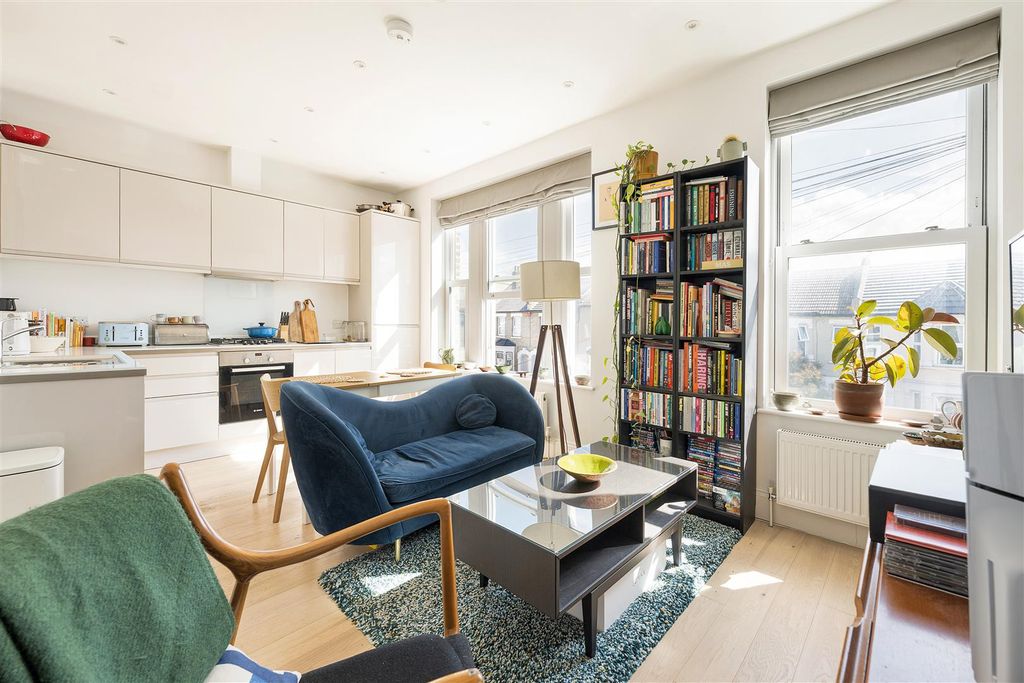 Property photo 2 of 18 North Birkbeck Road, E11