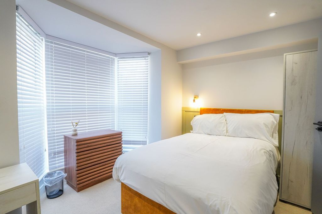 Property photo 3 of 13 A Bright And Cozy Double Bedroom Featuring A Comfo...