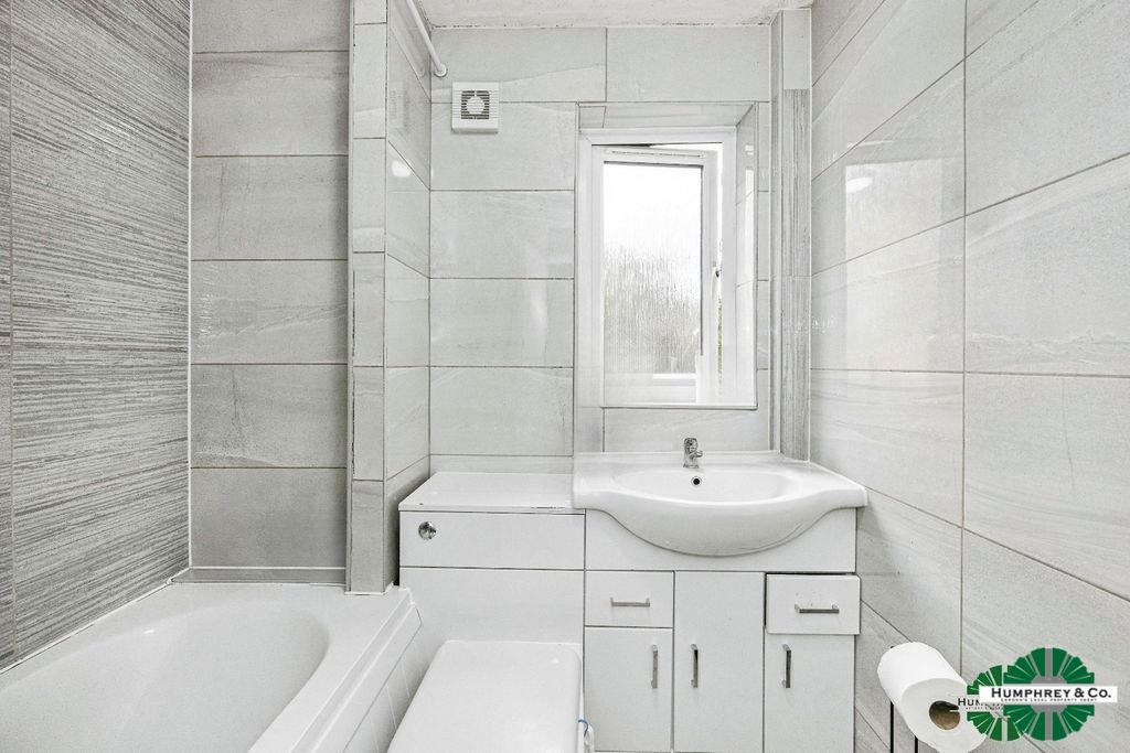 Property photo 3 of 8 Pbox-Bathroom-326532.Jpg