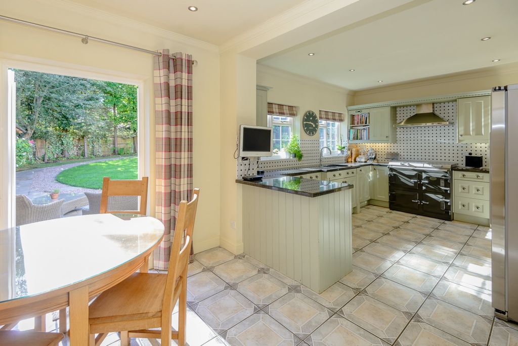 Property photo 3 of 10 Kitchen/Breakfast