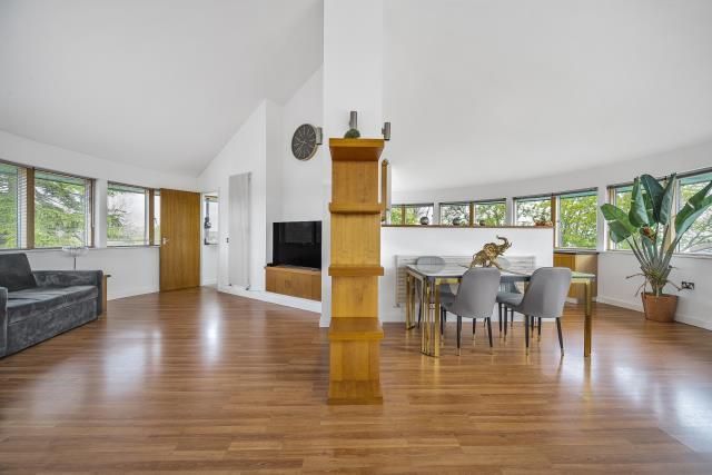 Property photo 3 of 11 Living Room / Dining