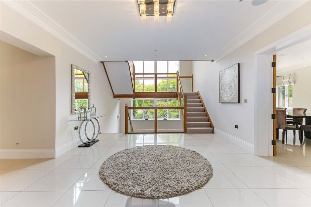 Property photo 3 of 14 Entrance Hall