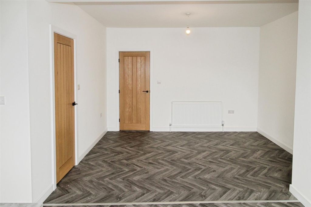 Property photo 3 of 21 Dining Area