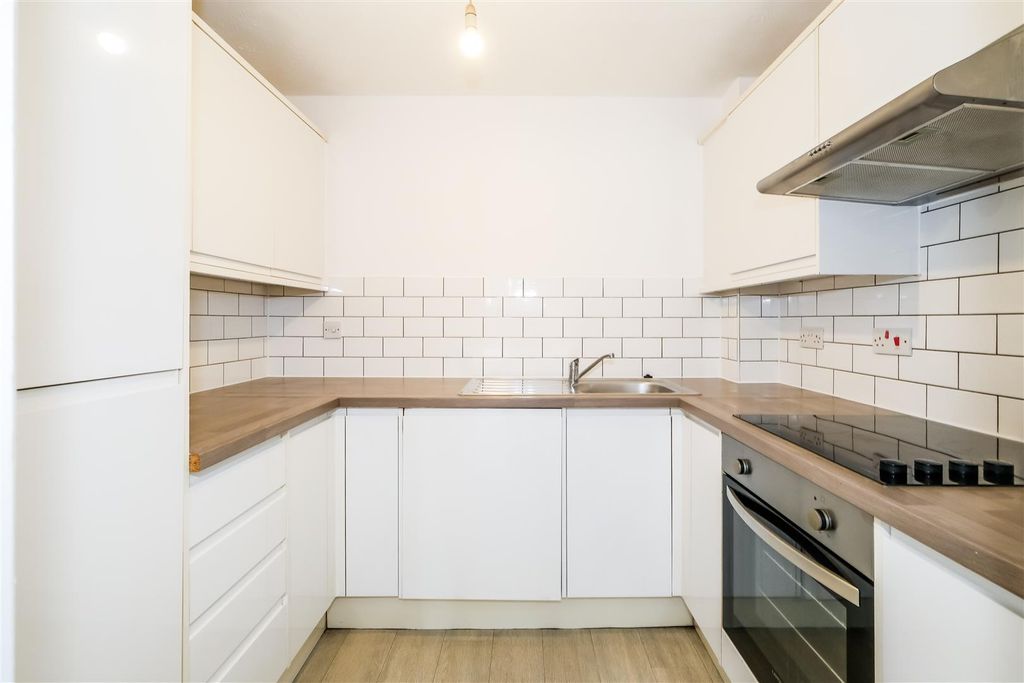 Property photo 2 of 16 61 Latchingdon Court-7.Jpg