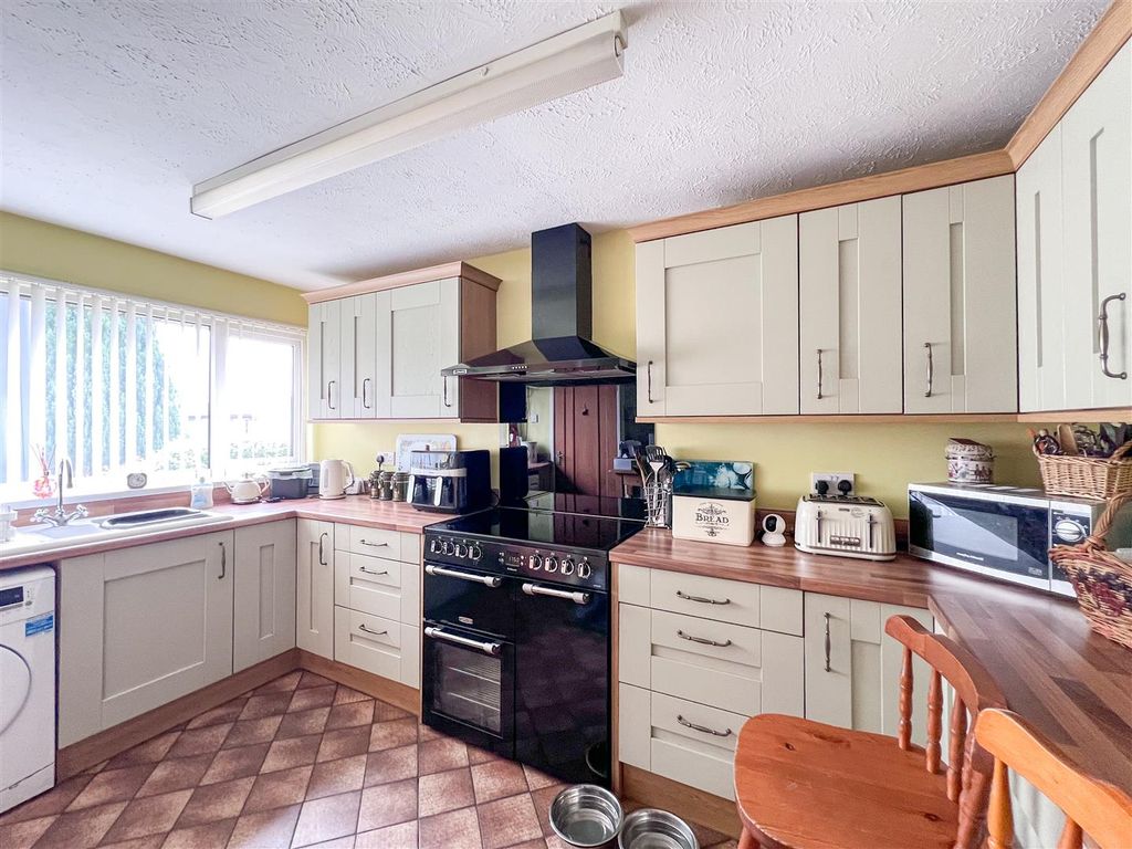 Property photo 3 of 19 Kitchen