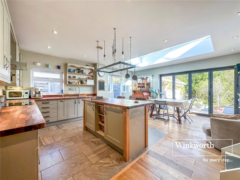 Property photo 2 of 16 Picture No. 12